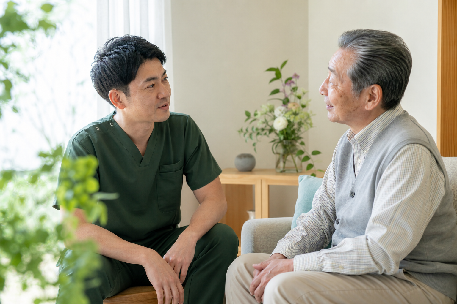 通院が難しい利用者のご自宅へ男性施術者が訪問する様子
