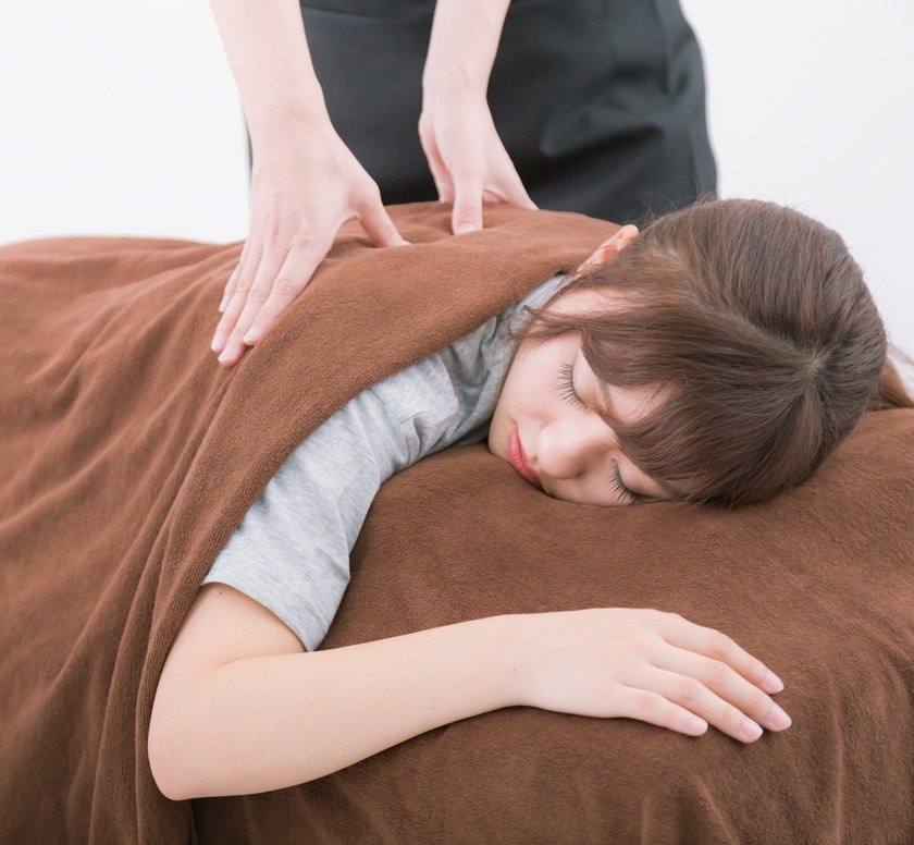 背中をほぐす施術
