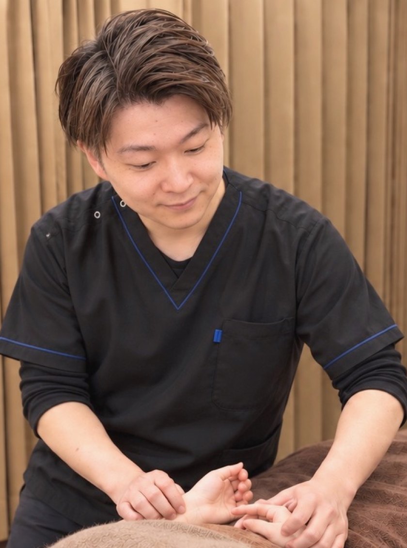 施術する院長